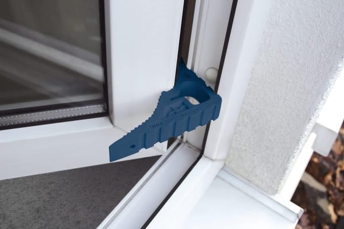 Veelzijdige deurstopper en raamvastzetter blauw antislip