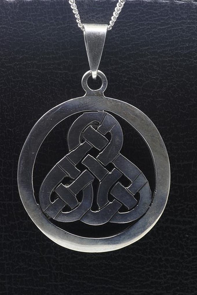 Zilveren Keltische knoop rond glad ketting hanger