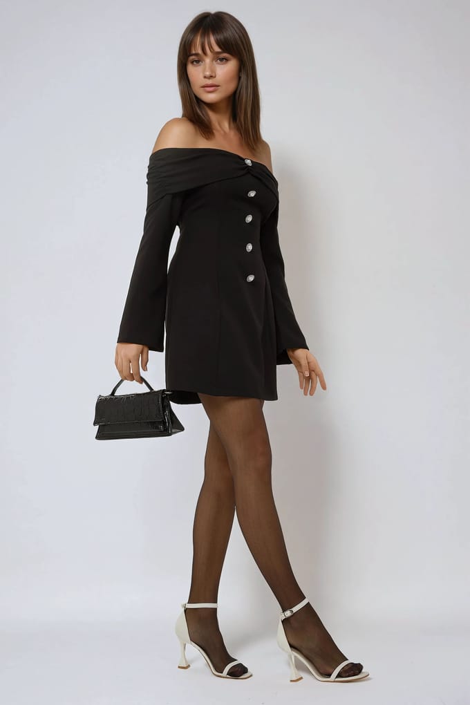 Exclusieve Aangepaste Off Shoulder Mini-jurk met Knopdetail