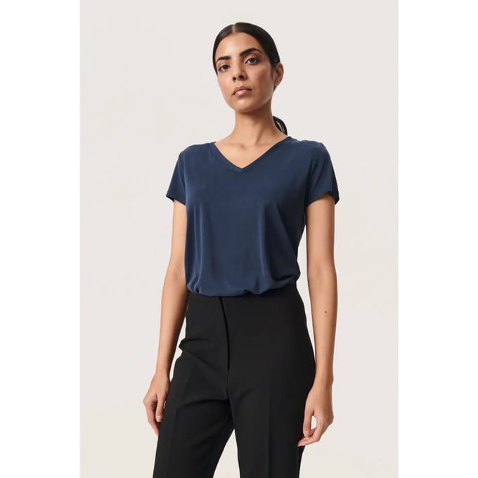 Dames-T-shirt met v-hals Soaked in Luxury Columbine