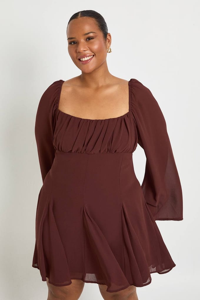 boohoo Dames Plus Chiffon Godet Skater | Chocolate | Maat: 20