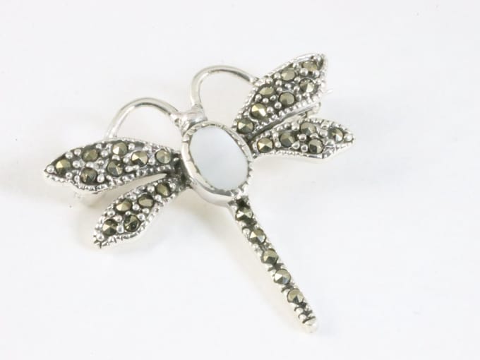 Zilveren libelle broche met parelmoer