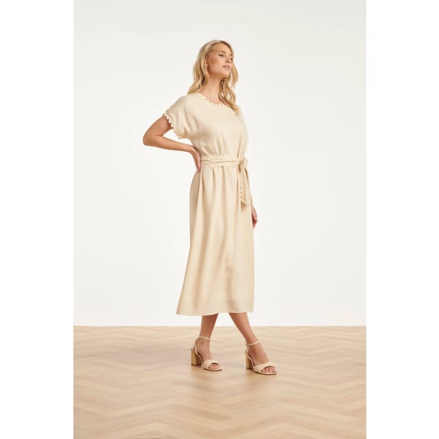Smashed Lemon Dames jurk met strikceintuur en golvende details |