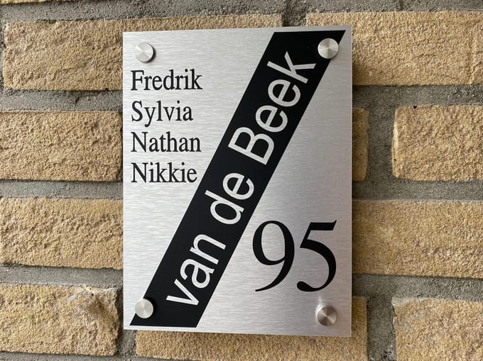 Naambordje / huisnummer voordeur balk Rvs look 15x20cm