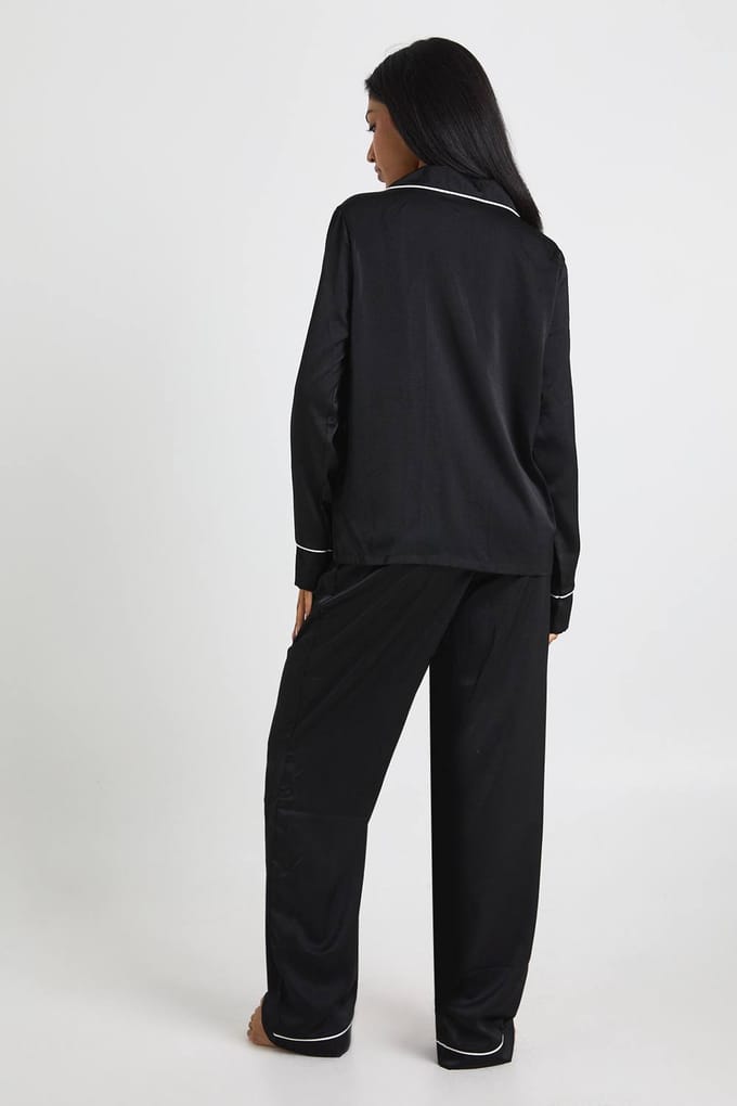boohoo Dames Satijn biesdetail langarmshirt & broek pyjama set | Zwart | Maat: 38
