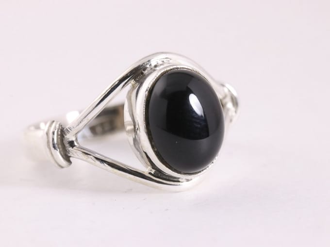 Opengewerkte zilveren ring met onyx - maat 19