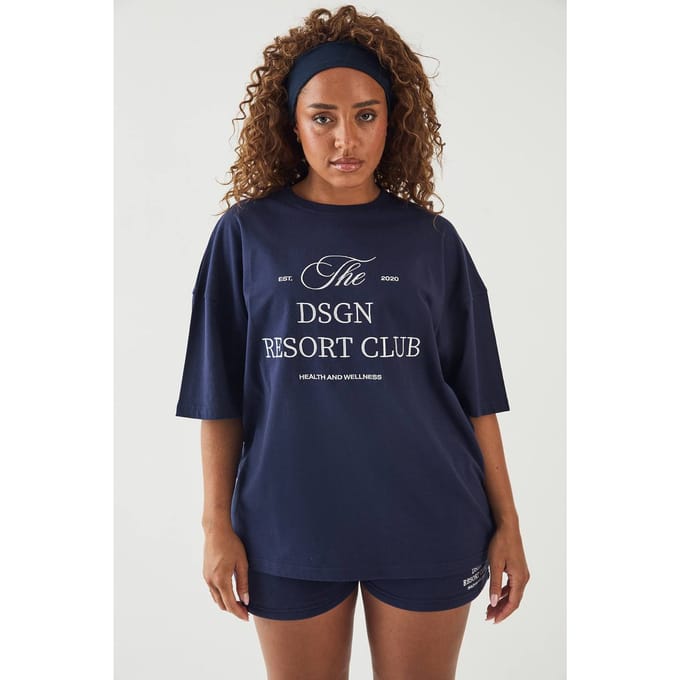 Dames Dsgn Studio Resort Club Geborduurde Oversized T-shirt | Navy | Maat: Medium