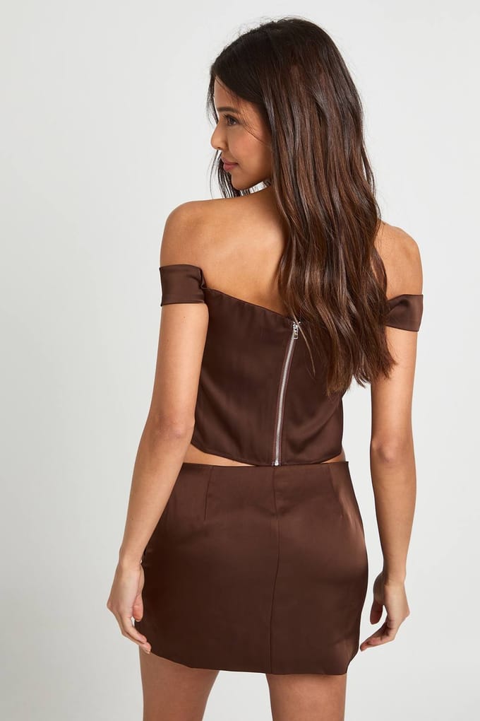 boohoo Dames Satijn geplooide mini-rok | Espresso | Maat: 6