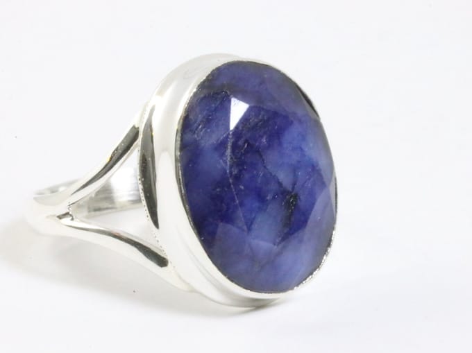 Ovale zilveren ring met blauwe saffier - maat 18