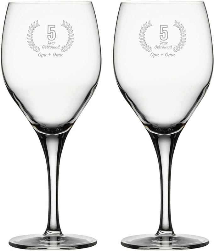 Gegraveerde witte wijnglas 34cl Opa + Oma 5 jaar getrouwd