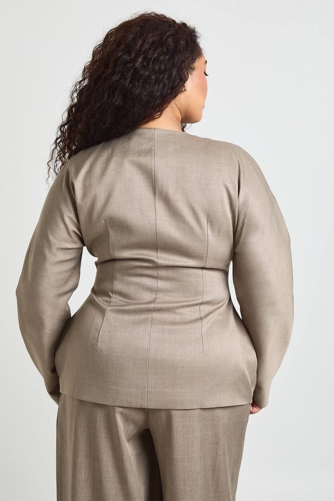 boohoo Dames Plus Hoge Hals Kraagloze Getailleerde Blazer | Taupe | Maat: 48