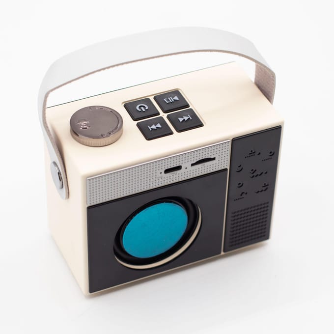 Jojocut C10 Mini Bluetooth Speaker – Compact Retro Radio Design– Draagbare Radio-Bluetooth Speaker Afmetingen: 9,9 × 7,6 × 5,6 cm