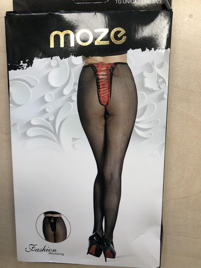Zwarte fishnet panty met rode veter-sluiting aan de achterzijde