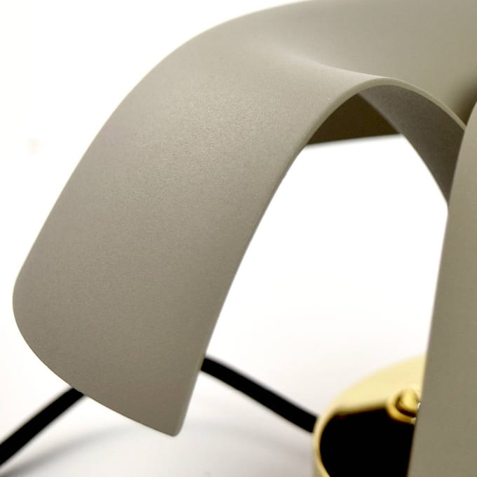 AYTM Wandlamp Cycnus, taupe, Ø 30 cm, stekker, aluminium, E27