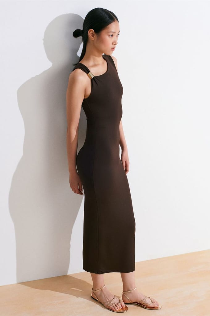 Mouwloze Bodycon Midi Jurk met Accessoire Detail