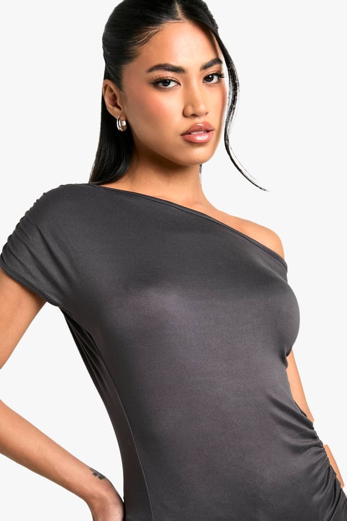 boohoo Dames Superzacht Draperende Off-Shoulder Geraffelde Top | Houtskool | Maat: 40