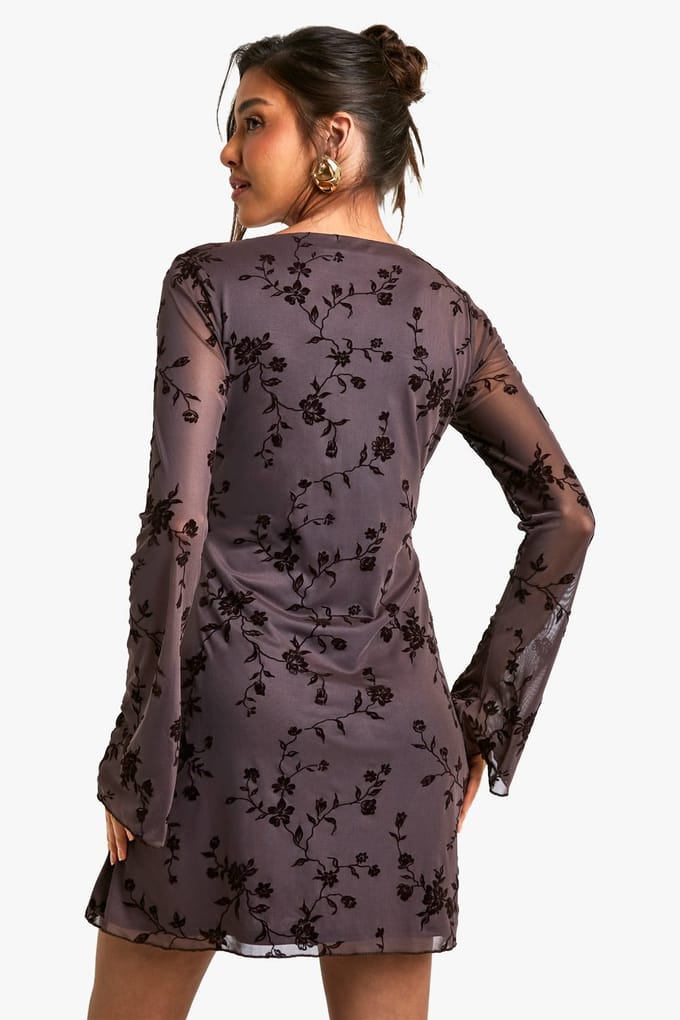 boohoo Dames Mesh Tie Front Flare Sleeve Mini Dress | Chocolate | Maat: 14