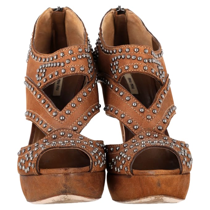 Miu Miu pumps met open neus en platformzool, versierd met studs, in bruin leer.
