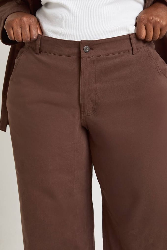 boohoo Dames Plus Omslagzoom Twill Wijde Pijpen Broek | Chocoladebruin | Maat: 52