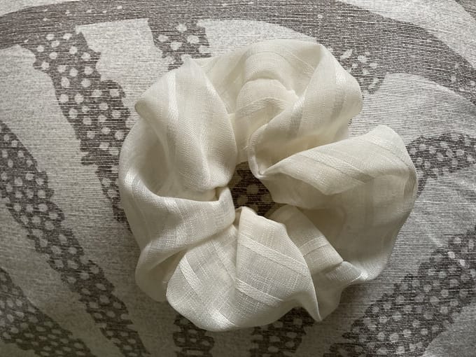 Scrunchie haarelastiek XL - gebroken wit gemêleerd - voor bruiloft en 1e communie
