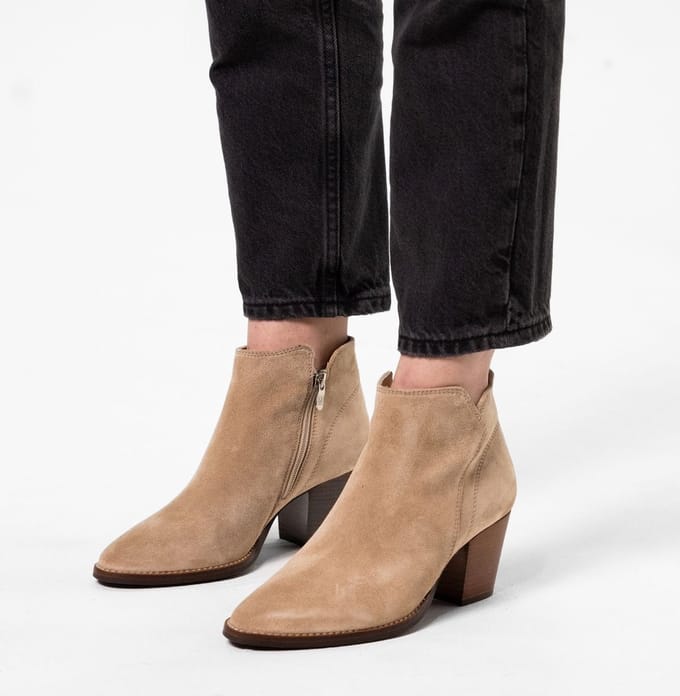 Manfield - Dames - Beige suède enkellaarsjes met hak - Maat 38