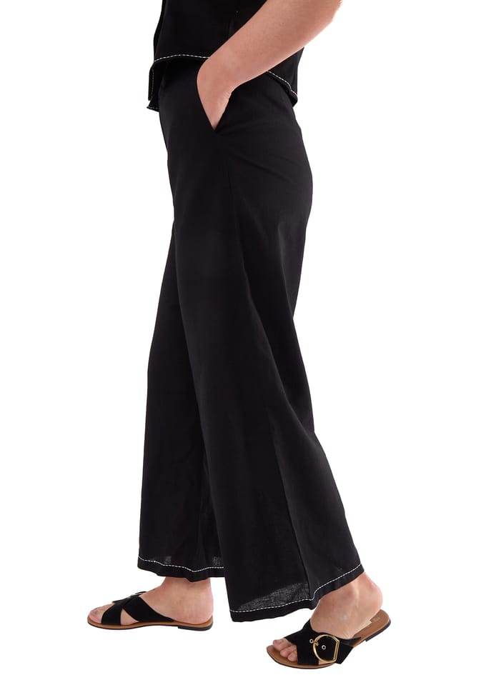 Zwarte broek met contrastborduursel en stikdetails