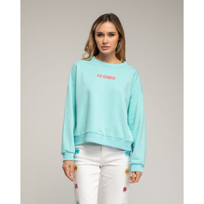 Sweatshirt met de tekst 'iconic' in neonkleur op de voorkant en de rug.