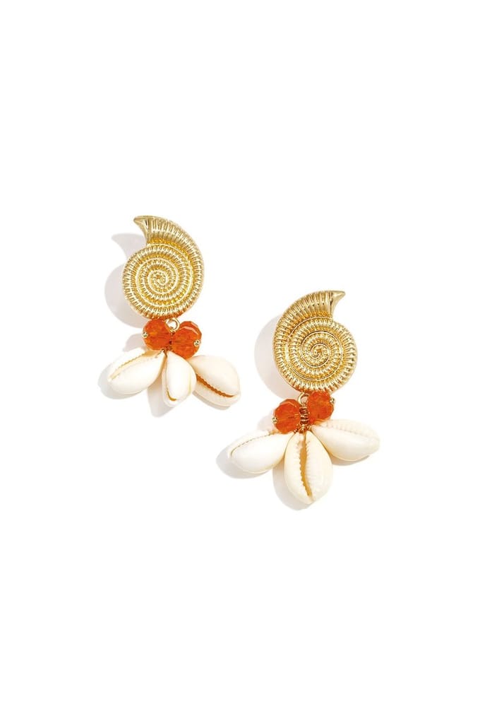 Gouden schelp oorbellen met kralen en cowrie schelpjes – zomerse statement earrings