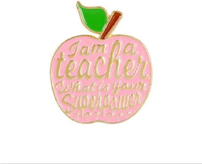 Pin ''teacher'' superpower, juf & meester cadeautje, broche, kledingspeld, roze
