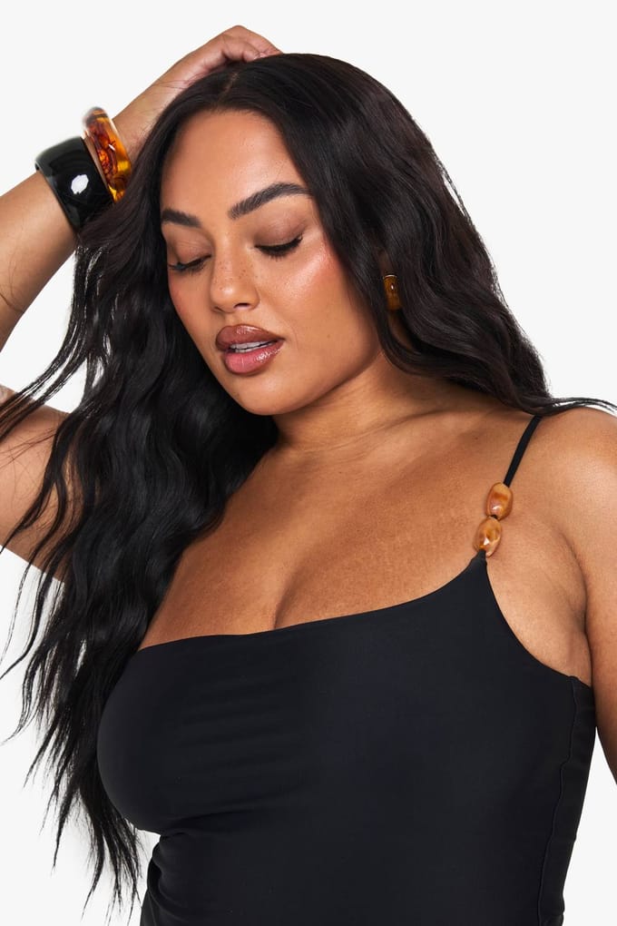 boohoo Dames Plus Resin Stone One Shoulder Swimsuit | Black | Maat: 28