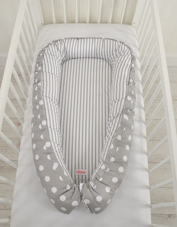 Babynest dubbelzijdig Premium Cocoon voor baby's BOBONO- stippen op grijs/grijze stroken