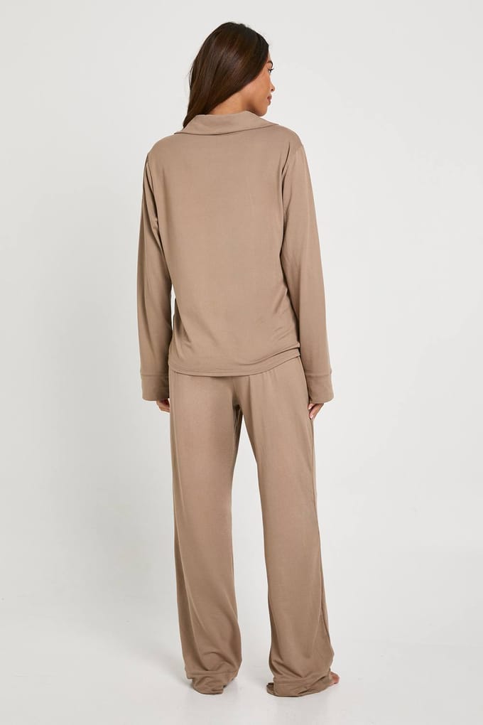 boohoo Dames Soft Touch pyjamaset met overhemd met knoopsluiting en broek | Mokka | Maat: 36