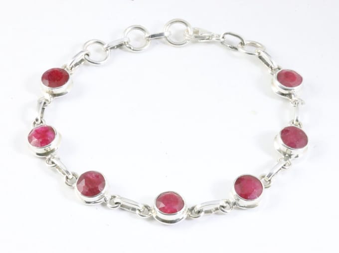 Zilveren armband met robijn