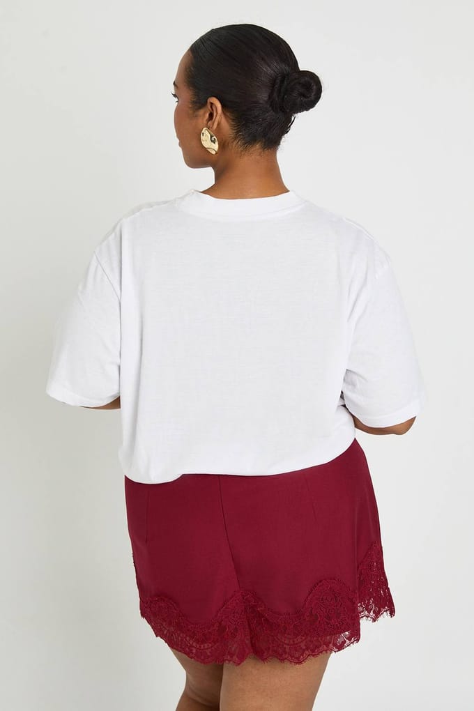 boohoo Dames Plus Kant Trim Crepe Mini Rok | Burgundy | Maat: 20