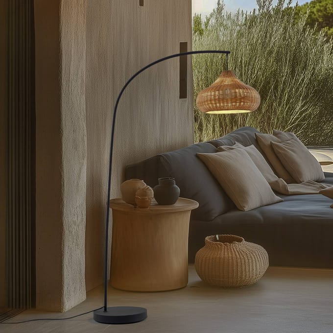 Lucande buiten vloerlamp Taniola, beige, rotan, 195 cm, IP44