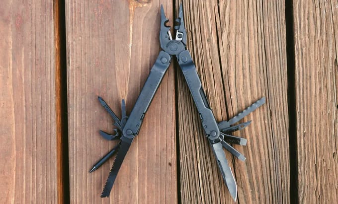 Leatherman Super Tool 300 EOD Zwart – Professionele Multitool Met Bruine MOLLE Hoes