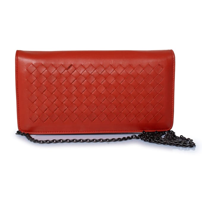 Bottega Veneta, portemonnee met ketting van rood leer.