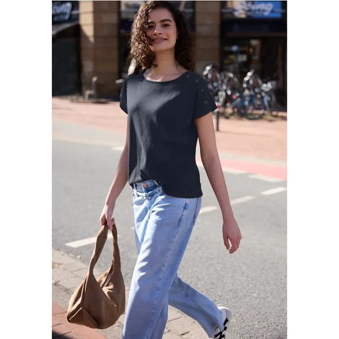 Shirt met overhangende schouder en knoopdetail