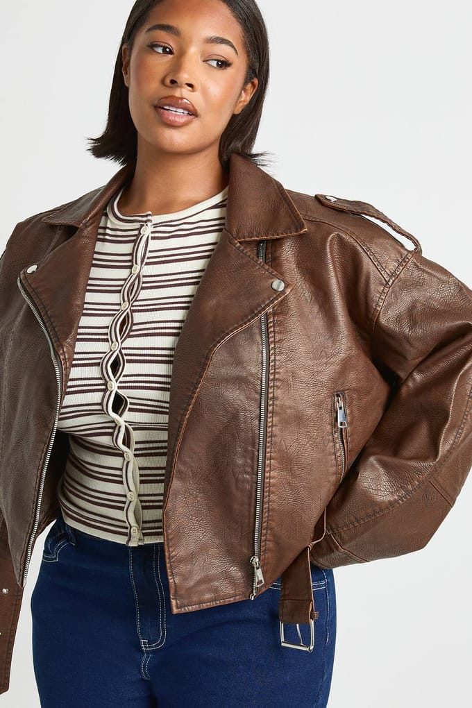boohoo Dames Plus Vintage Nepleer Cropped Biker Jas | Bruin | Maat: 54
