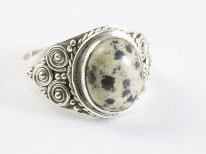 Bewerkte zilveren ring met dalmatier jaspis - maat 16.5