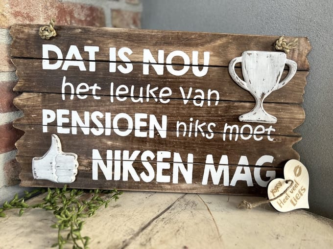 Creaties van Hier - Tekstbord met houten hartje - Pensioen - 26x44 cm - Hout