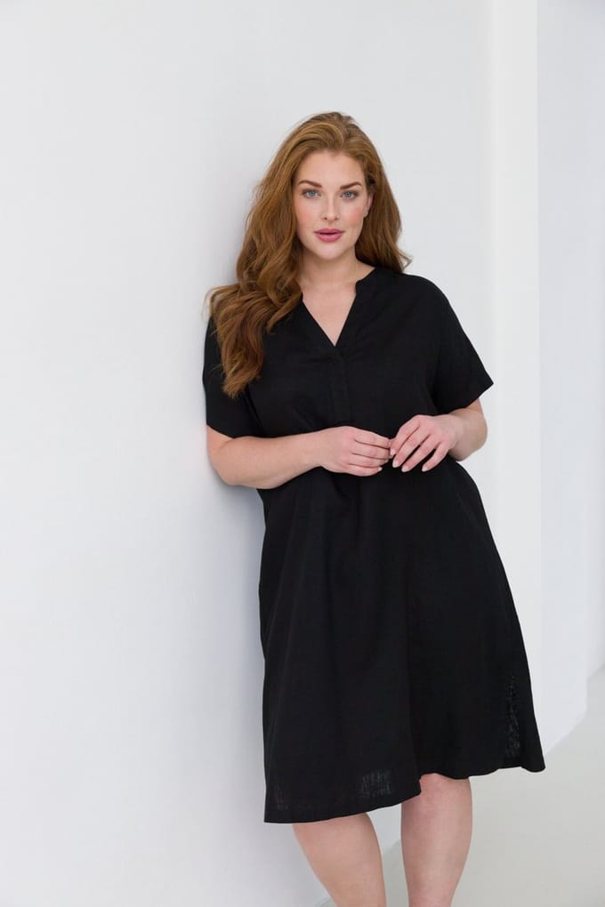 BASE LEVEL CURVY Yacinthe Dresses - Black - maat X-0(44)