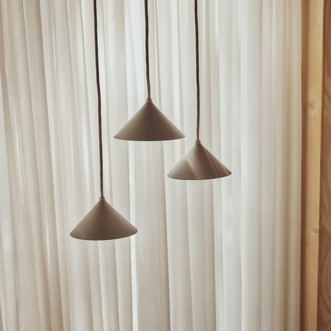 FRANDSEN hanglamp Grasp, zandgrijs, Ø 15 cm, stekker