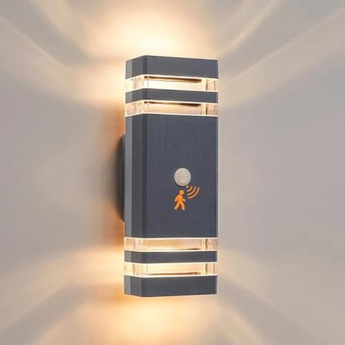 Moderne buitenlamp met bewegingssensor en IP65