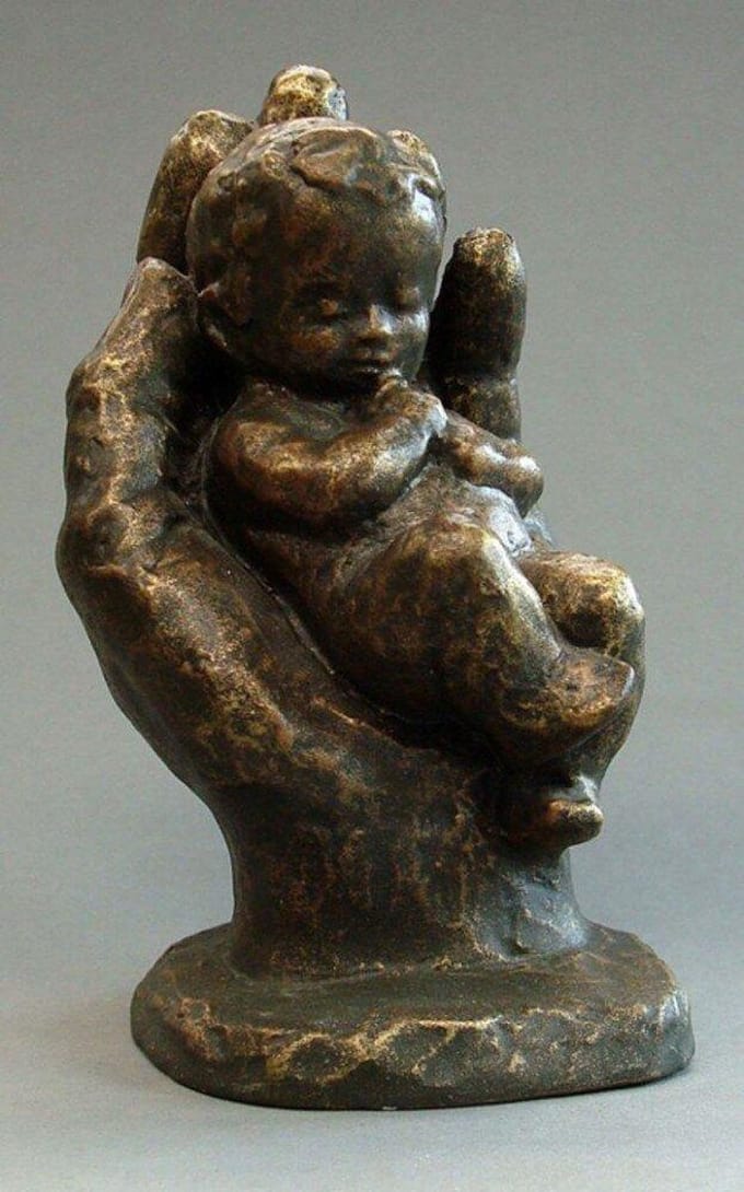 Parastone beeldje baby in hand - Geborgenheid - brons - 1226.20 - 12 cm hoog