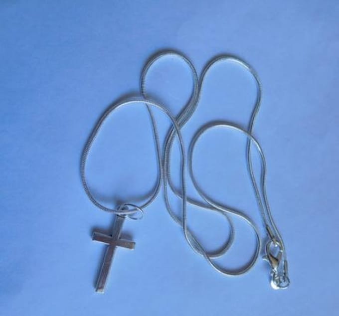 Kruisje met zilveren ketting fijn