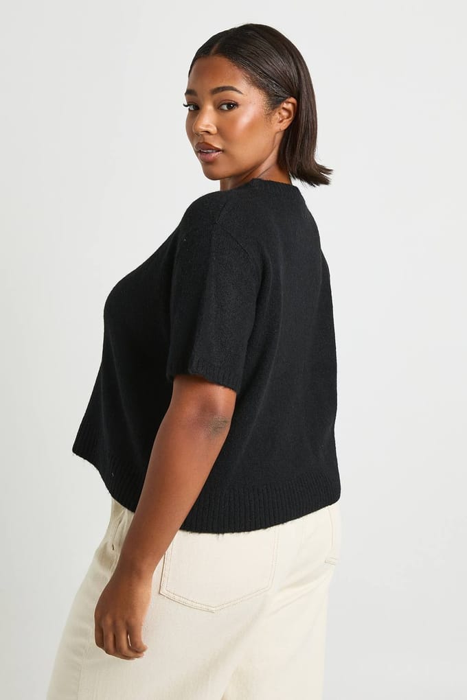 boohoo Dames PLUS KORTE MOUW RONDE HALS | Black | Maat: 26