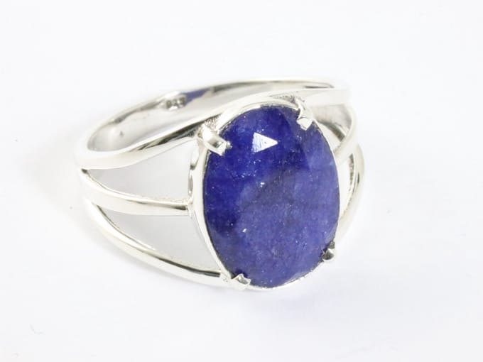 Opengewerkte zilveren ring met blauwe saffier - maat 18