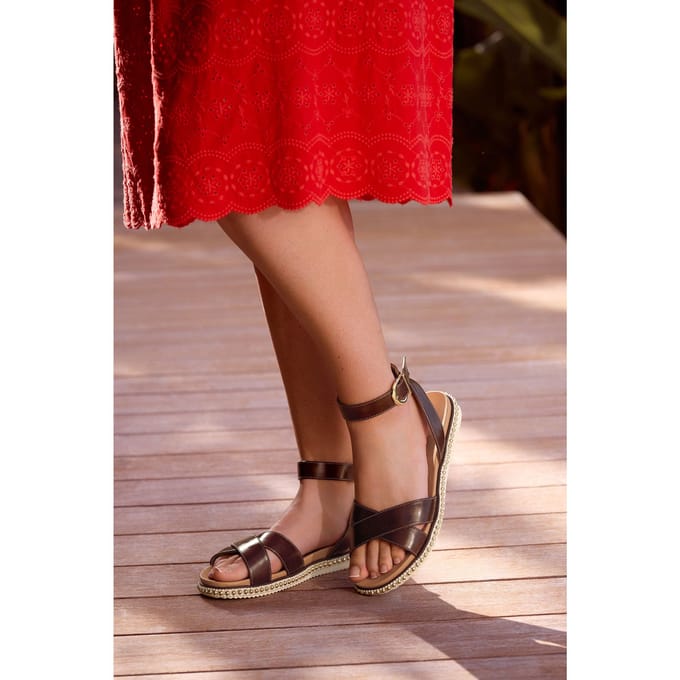 Yours Chocoladebruine Sandalen Met Gekruiste Bandjes In Brede Pasvorm Esize 42E