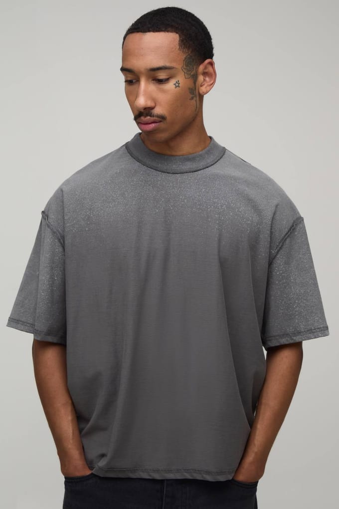 Antraciet Oversized Boxy T-shirt Met Zichtbare Naden Bloemenprint En Spray Wash | Grey | Size Medium